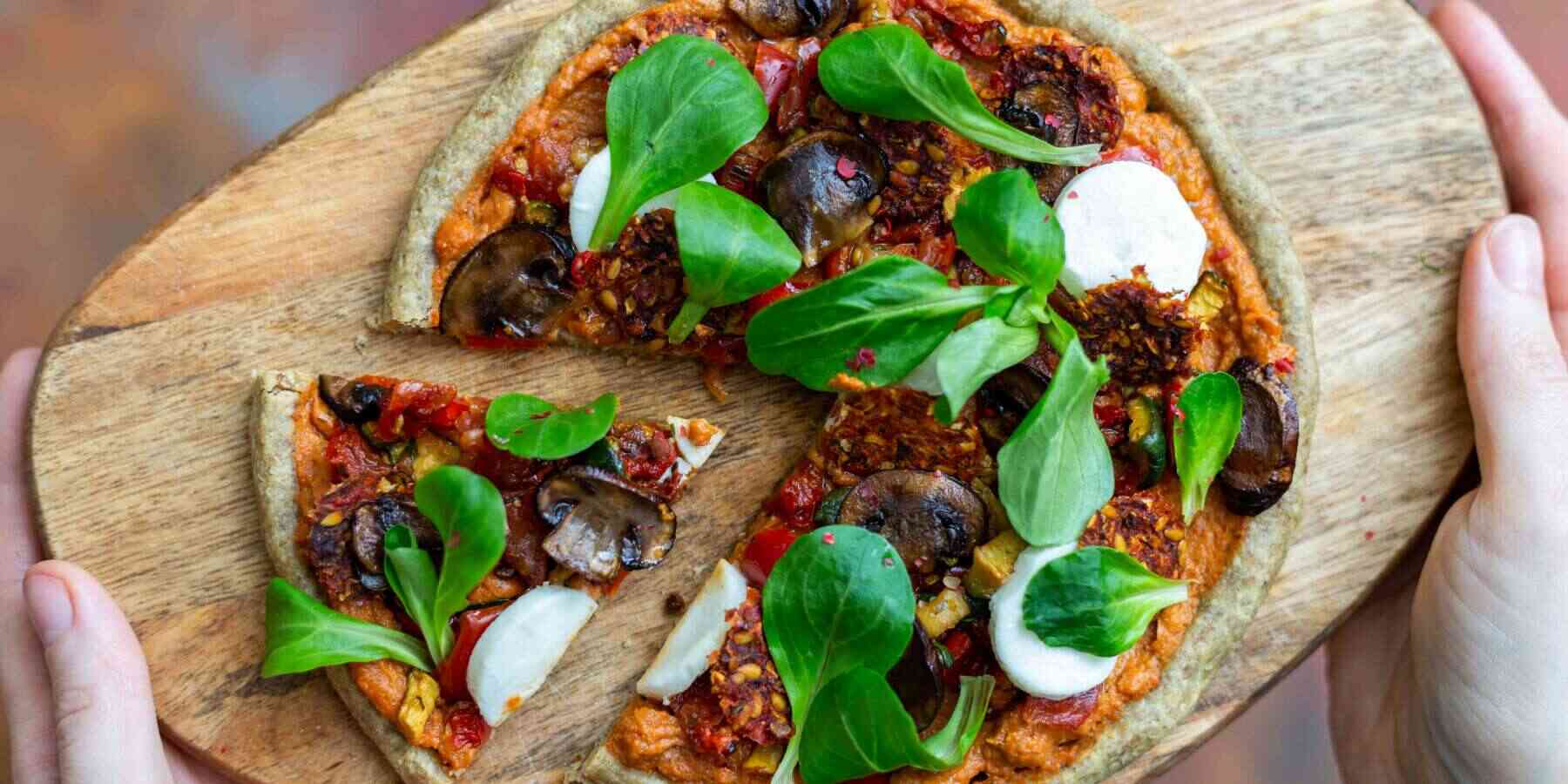 pizza z mozzarellą, pieczarkami i bazylią w diecie dla diabetyka
